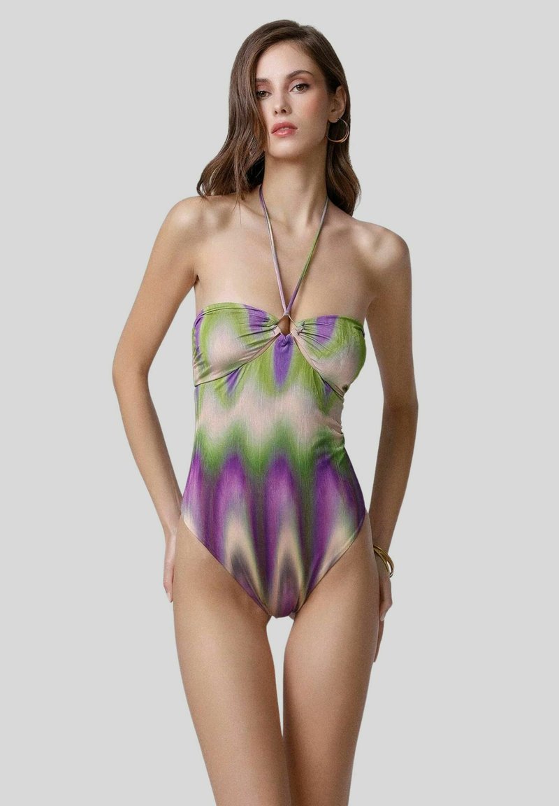 Costume da bagno intero in un motivo ombre verde, viola e beige, con un design senza spalline e un centro annodato, e gambe alte.