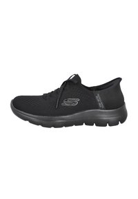 Zapatilla deportiva negra con parte superior de malla transpirable, diseño elegante, cordones, punta redonda y suela acolchada con agarre texturizado.