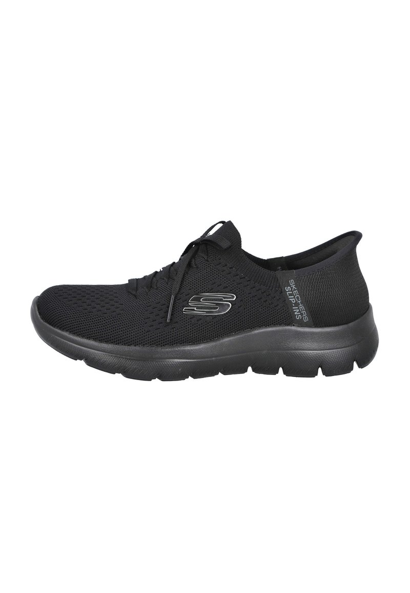 Zapatilla deportiva negra con parte superior de malla transpirable, diseño elegante, cordones, punta redonda y suela acolchada con agarre texturizado.
