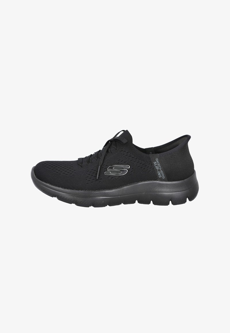 Zapatilla deportiva negra con parte superior de malla transpirable, diseño elegante, cordones, punta redonda y suela acolchada con agarre texturizado.