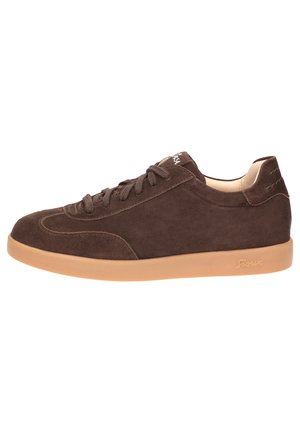 Bruine suède lage sneaker met bijpassende veters en een gum rubberen zool, zijaanzicht tegen een witte achtergrond.