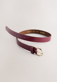 Ceinture en cuir bordeaux à finition lisse, dotée d'une boucle en métal doré et de trous régulièrement espacés pour l'ajustement.