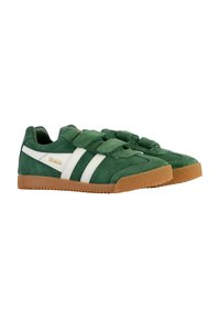 Grønne ruskinds sneakers med hvide striber og velcrostropper, der har en struktureret gummisål og en let hæl. 