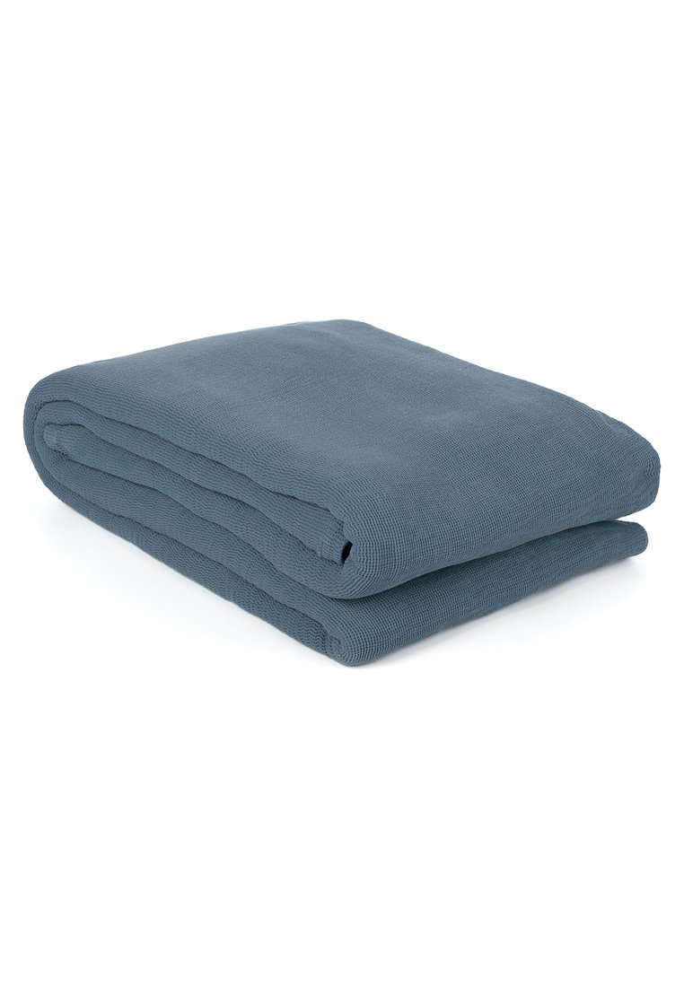 Opgevouwen dekentje in een gedempte blauwkleur. Gemaakt van een gestructureerde stof met een gladde afwerking. Rectangulaire vorm met net afgewerkte randen.