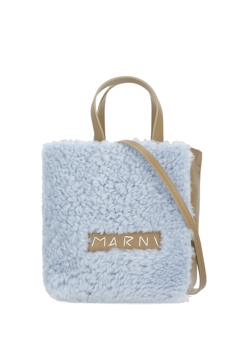 Borsa a mano shaggy in plush blu chiaro con dettagli in pelle beige e un'etichetta marrone che mostra la scritta "MARNI". Presenta manici corti e una tracolla lunga.