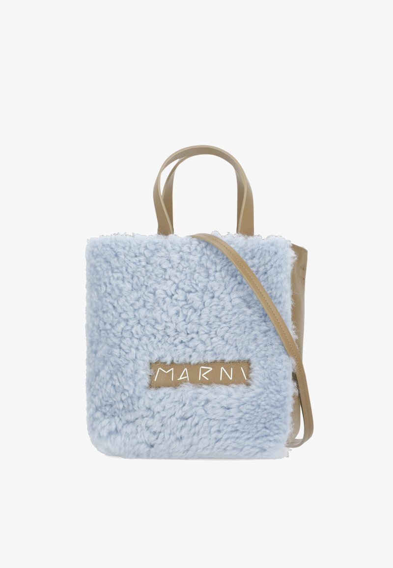 Borsa a mano shaggy in plush blu chiaro con dettagli in pelle beige e un'etichetta marrone che mostra la scritta "MARNI". Presenta manici corti e una tracolla lunga.