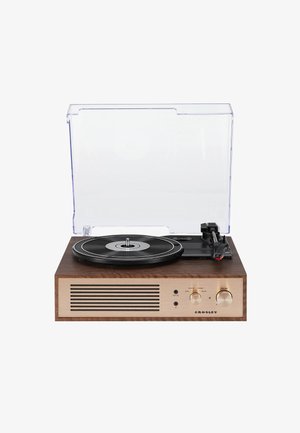 Tocadiscos con base de madera, plato de vinilo negro, tapa protectora transparente, perillas doradas y rejillas de ventilación en la parte frontal.