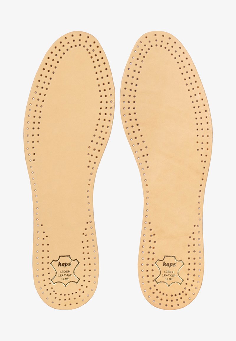 Leren zolen met een glad, beige oppervlak en geperforeerde patronen rond de randen. Bevat een logo en productdetails die aan de onderkant zijn geïmpregneerd.