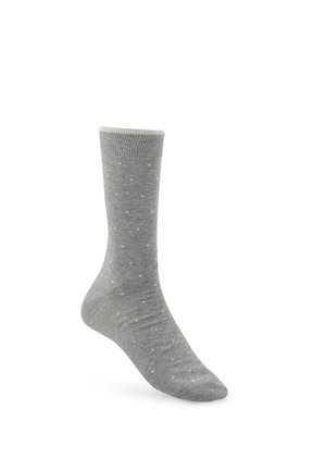 Enkele grijze sok met kleine witte stippen, halfkuitlengte, weergegeven tegen een witte achtergrond.