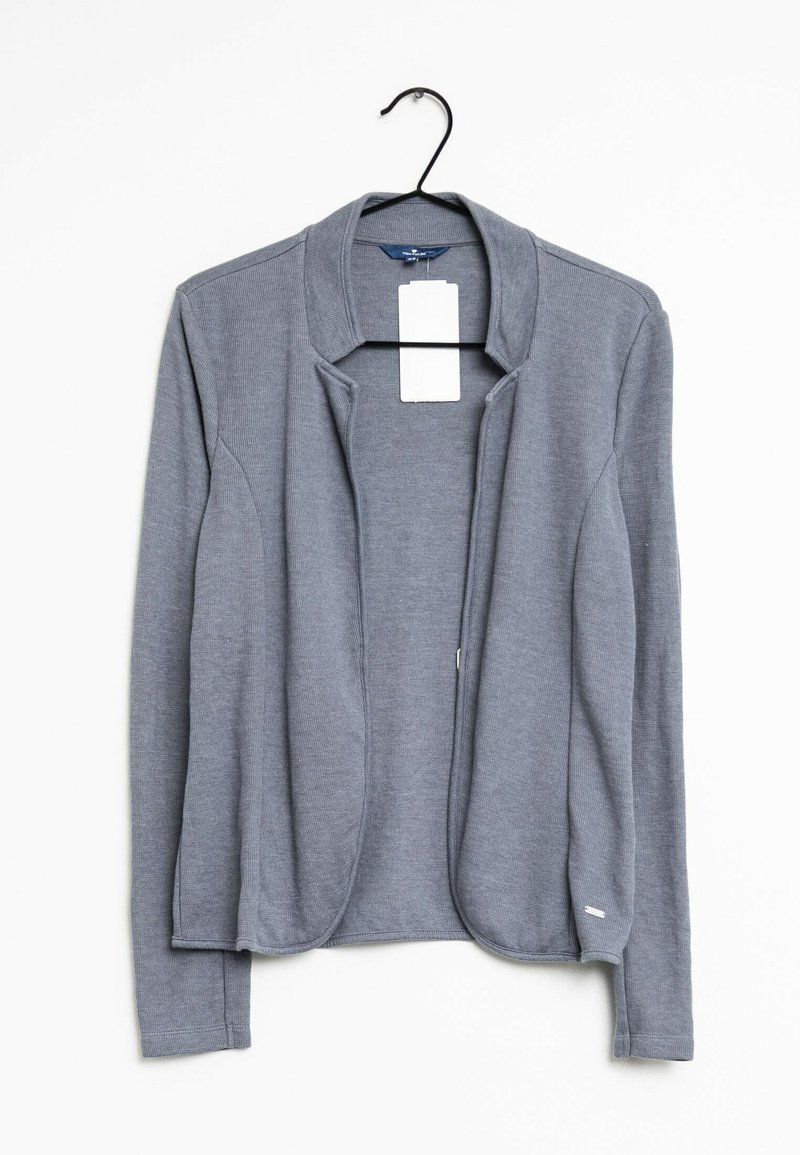 Grå öppen stickad cardigan med långa ärmar som hänger på en svart galge mot en vit bakgrund, med en tom vit prislapp.