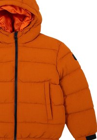 Giacca a vento arancione con cappuccio, caratterizzata da un motivo a quadri, texture trapuntata orizzontale, zip frontale e tasche laterali.
