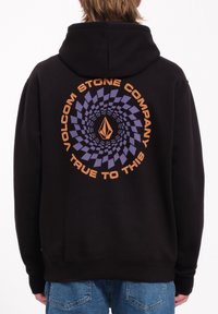 Zwarte hoodie met een grote cirkelvormige grafiek in paars en oranje, met de tekst "VOLCOM STONE COMPANY" en "TRUE TO THIS".