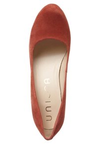 Röda mocka lägenheter med rund tå och lågt skär. Inuti har de en slät ljusbeige foder och har branding på innersulan.