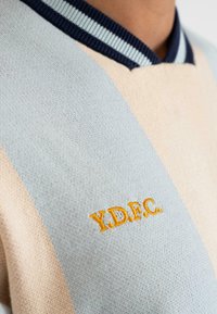 PROHIBITED Apdrukāts T-krekls - blue cream