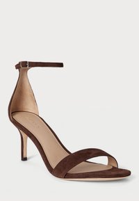 Brun mocka högklackad sandal med ankelrem, öppen tå och smal klack. Har en slät innersula och minimalistisk design.