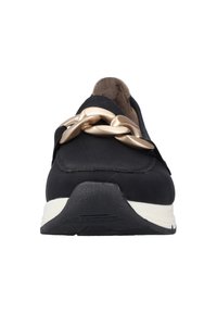 Scarpa nera slip-on con texture liscia, accentuata da una catena dorata e una suola in gomma bianca. Punta arrotondata e interno imbottito per un maggiore comfort.