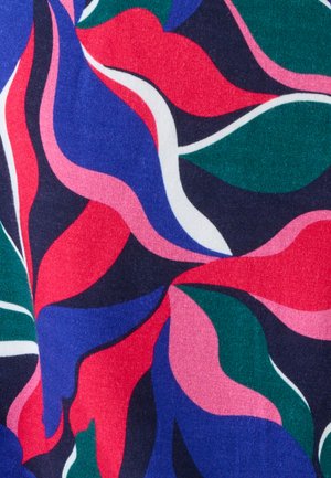 Stoff mit einem bunten Blumenmuster, das wirbelnde Formen in Rot, Pink, Grün, Marineblau und Weiß zeigt, mit einer weichen, strukturierten Oberfläche.