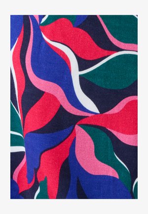 Tessuto con un motivo floreale colorato che presenta forme sinuose in rosso, rosa, verde, blu scuro e bianco, con un aspetto morbido e strutturato.