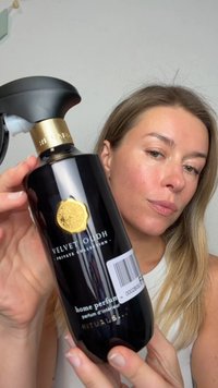 Bottiglia spray in vetro nero con accenti dorati ed emblema. L'etichetta riporta "Velvet Oudh" e "profumo per la casa", con un codice a barre.