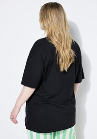 Studio Untold LEMONS - Printtipaita - black