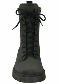 Bota de ante verde oscuro con cordones, punta redonda, suela de goma negra gruesa y cordones negros. Detalle de cremallera lateral para facilitar el uso.