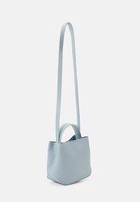 Piccola borsa in pelle di colore azzurro chiaro con manici corti e lunghi, presentata su un sfondo bianco.