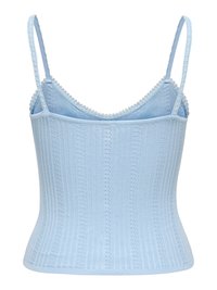 Haut sans manches tricoté bleu clair avec fines bretelles et motif côtelé vertical subtil, légèrement évasé à la taille.
