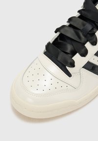 adidas Originals FORUM LOW CL - Sneakers low - off white/core black