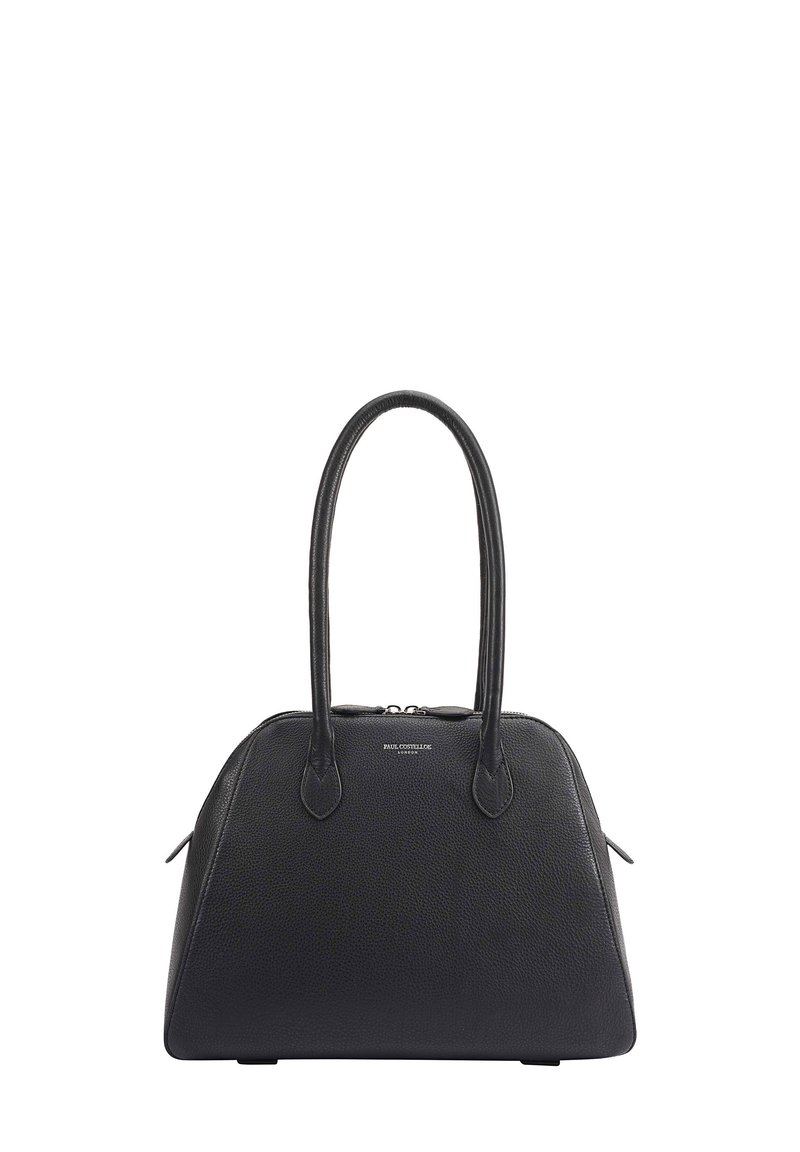 Sac à main en cuir texturé noir avec deux poignées arrondies et une fermeture éclair en argent, arborant un petit logo argenté "Paul Costelloe London" à l'avant.