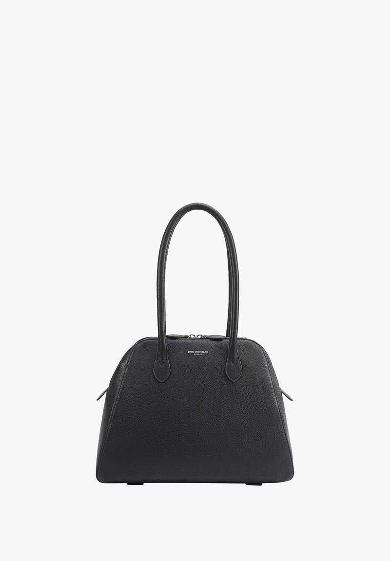 Sac à main en cuir texturé noir avec deux poignées arrondies et une fermeture éclair en argent, arborant un petit logo argenté "Paul Costelloe London" à l'avant.