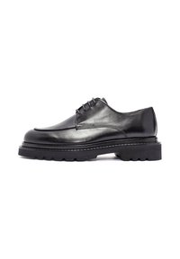 Schwarze Leder-Schuhe mit einem schlanken Design, runder Zehenpartie und fünf Ösen. Verfügt über eine strukturierte, voluminöse Gummisohle und weiße Nahtakzente.