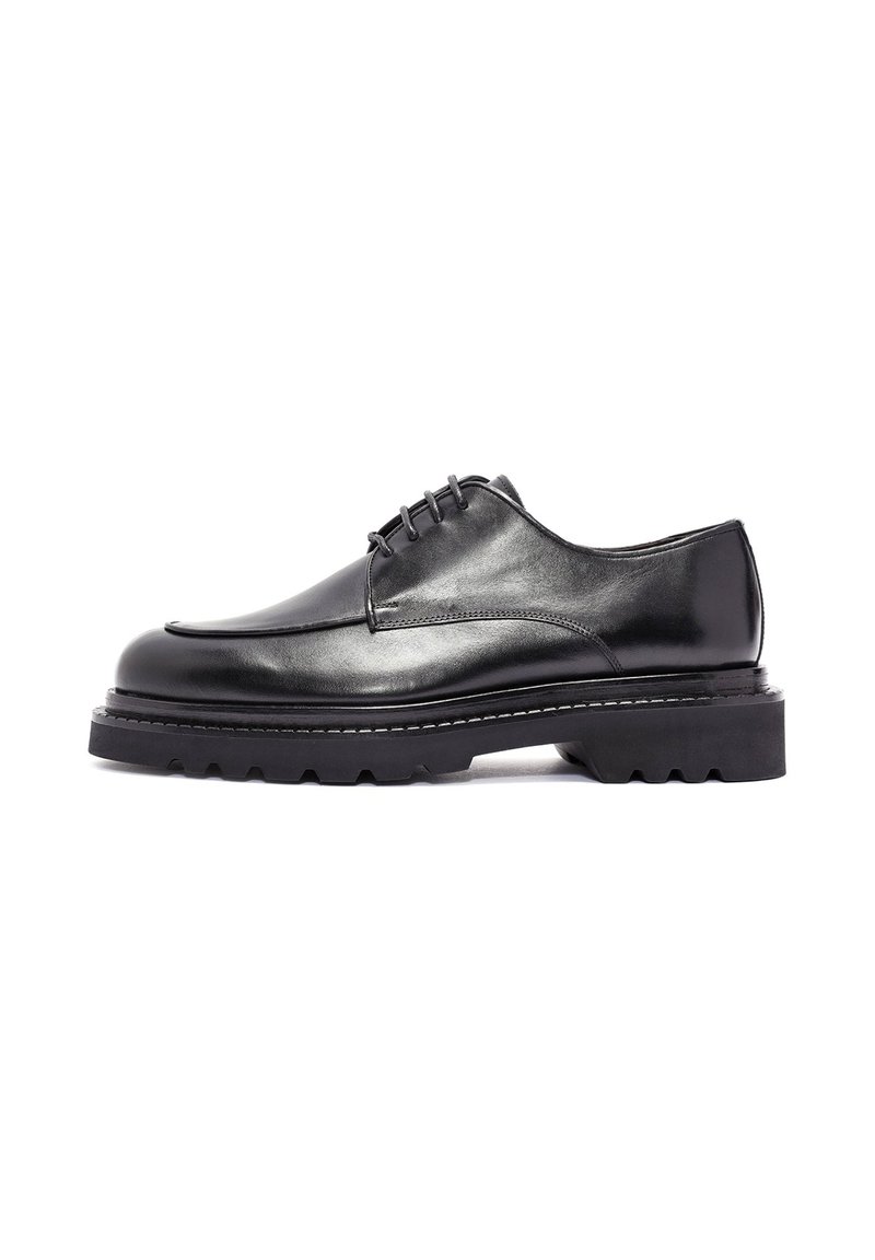Schwarze Leder-Schuhe mit einem schlanken Design, runder Zehenpartie und fünf Ösen. Verfügt über eine strukturierte, voluminöse Gummisohle und weiße Nahtakzente.