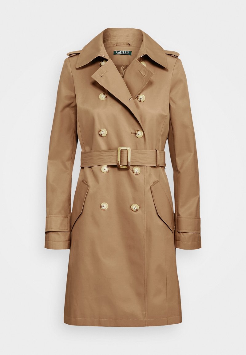 Khaki trenčkot s dvouřadým zapínáním, zlatými knoflíky, odpovídajícím pásem a bočními kapsami. Má klasický límec a hladkou texturu.