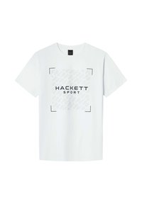 Bílý bavlněný tričko s krátkým rukávem, s centrálním grafickým prvkem, který obsahuje "HACKETT SPORT" v tučném černém písmu uvnitř vzorovaného čtverce.