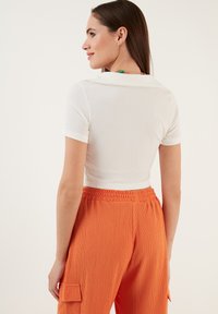 LELA SLIM FIT - Blúzka - ecru
