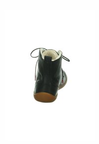 Schwarze Leder-Ankle-Boots mit einem weichen Innenfutter, runder Zehenpartie und brauner Gummisohle. Mit Schnürverschluss und kleinen roten Akzenten.