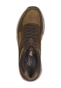 Braune Wildleder-Sneaker mit gepolstertem Kragen, runder Zehenpartie und dunkelbraunen Schnürsenkeln. Verfügt über eine strukturierte Zwischensohle und ein Logo-Detail auf der Zunge.