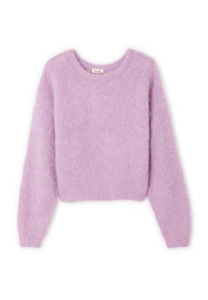 Fliederfarbener, flauschiger Strickpullover mit rundem Ausschnitt und langen, locker sitzenden Ärmeln. Weiche Textur und kurzes Design. Keine sichtbaren Muster oder Akzente.