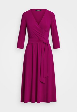 Fuchsia Wickelkleid mit Dreiviertelärmeln, einem taillierten Oberteil und einem Bindegürtel in der Taille. Glatter Stoff mit einem schwingenden Rock.