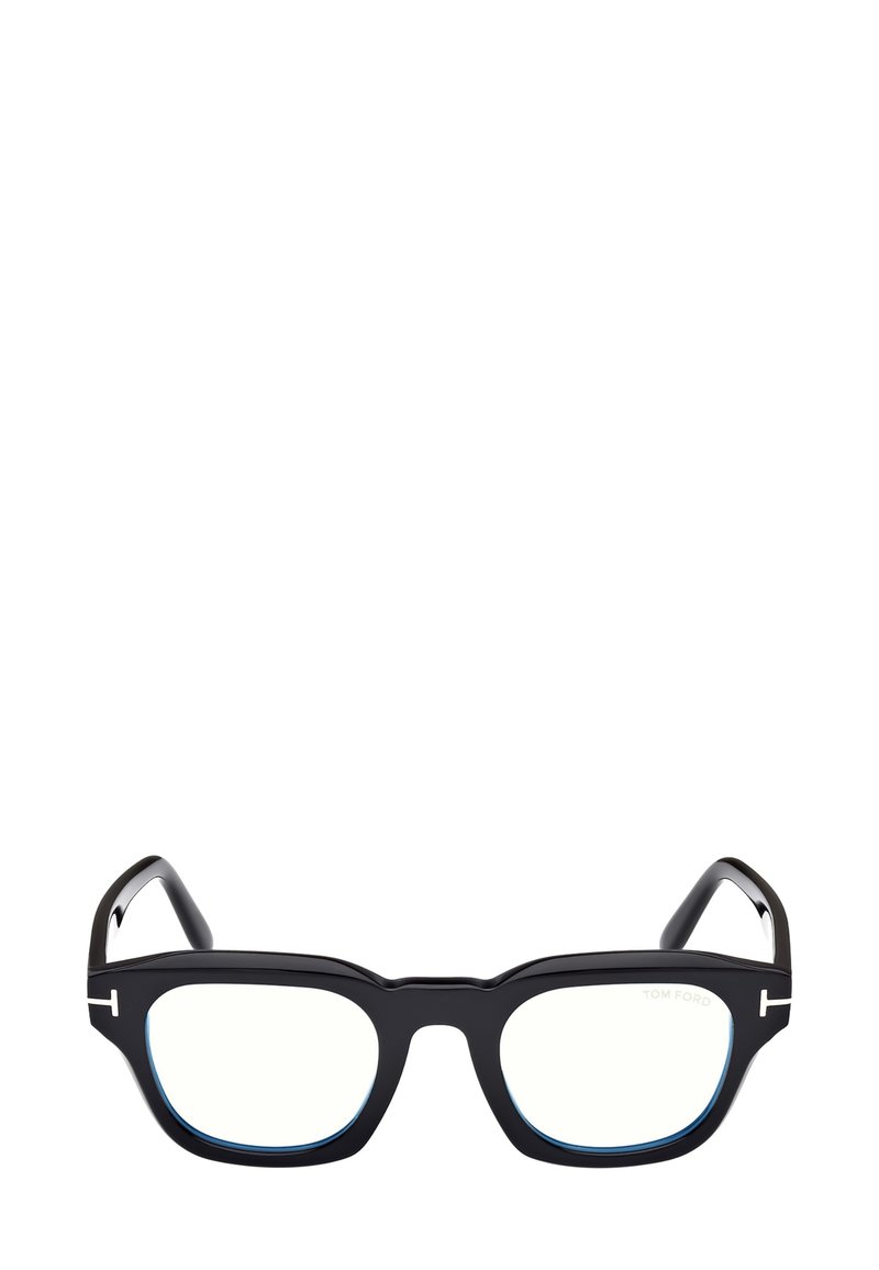 Occhiali da sole rettangolari neri con bordi leggermente arrotondati. Presentano dettagli blu intorno alle lenti e un logo di designer sulla stanghetta.