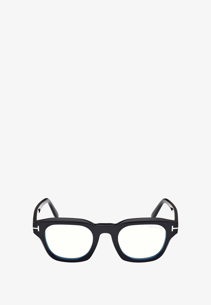 Occhiali da sole rettangolari neri con bordi leggermente arrotondati. Presentano dettagli blu intorno alle lenti e un logo di designer sulla stanghetta.