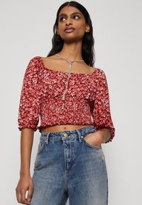 ONLY Petite ONLPELLA 2/4 SMOCK - Marškinėliai su spaudiniu - red