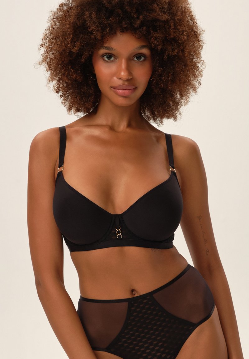 Czarny stanik z wyprofilowanymi miseczkami, regulowanymi ramiączkami i złotymi akcentami. Posiada ozdobny zapięcie na środku oraz gładką teksturę tkaniny.