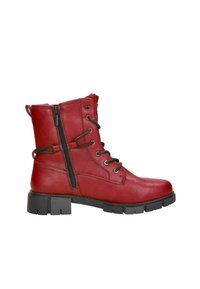 Bottine en cuir rouge avec semelle noire épaisse, fermeture éclair latérale et lacets noirs sur fond blanc uni.