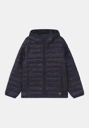 Doudoune noire à capuche avec petits motifs triangulaires multicolores et fermeture éclair devant, écusson logo GAP sur l’ourlet inférieur.