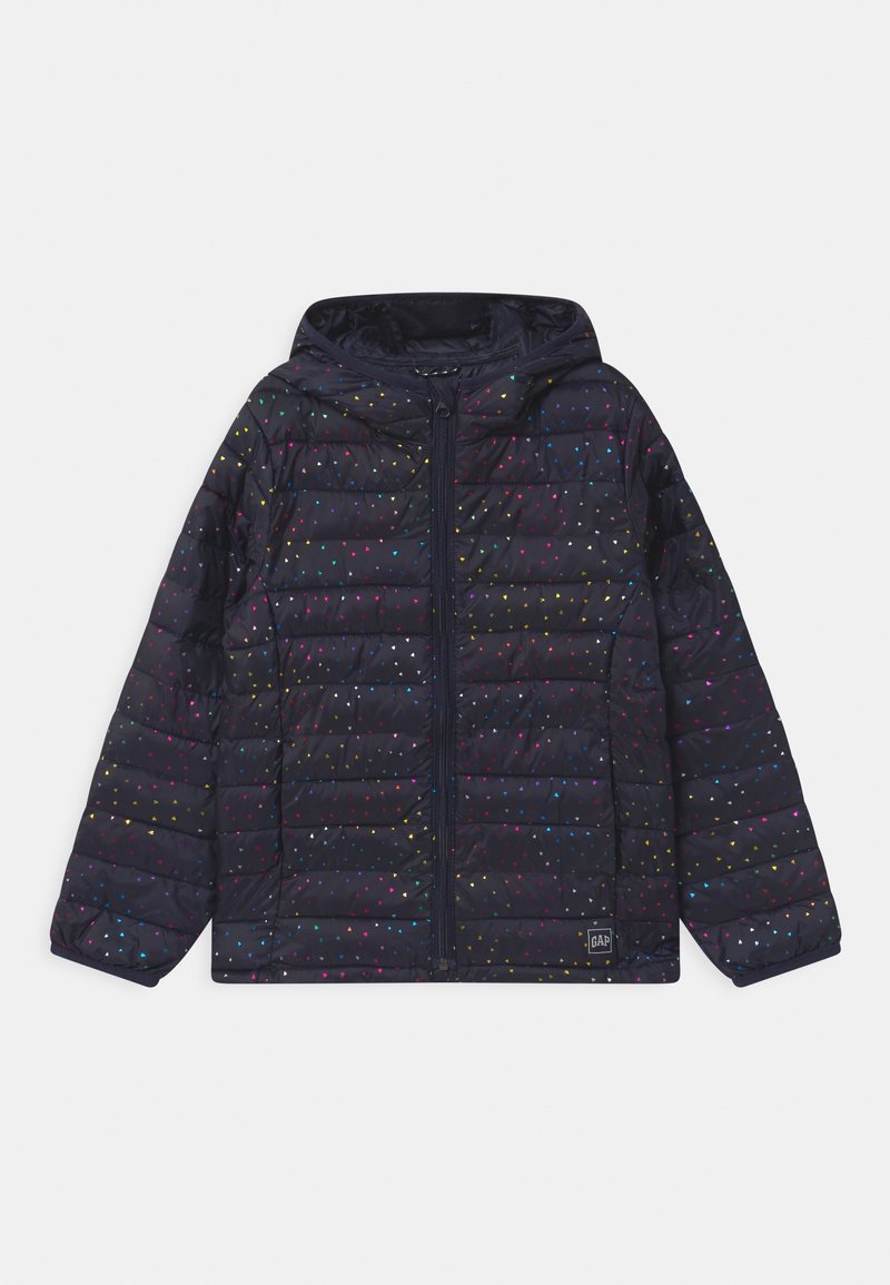Doudoune noire à capuche avec petits motifs triangulaires multicolores et fermeture éclair devant, écusson logo GAP sur l’ourlet inférieur.