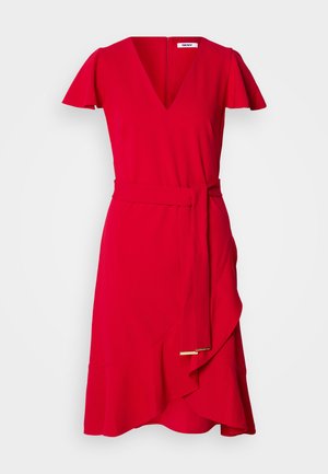 Punane kleit V-kaelusega, lühikeste rippuvate varrukatega, vöödiga taljes ning voolava seeliku ja asümmeetrilise alusäärtega, millel on peene volangide detail.