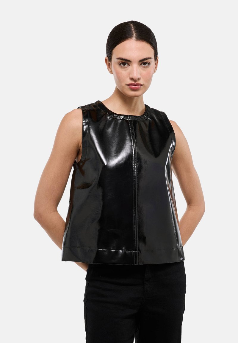 Haut noir sans manches en matériau brillant et verni ; présente un col rond et deux coutures verticales ; coupe ample.