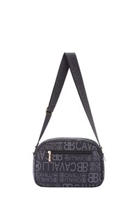Borsa a spalla rettangolare nera con un motivo a logo testurizzato, ferramenta dorata e tracolla regolabile. Chiusura con zip nella parte superiore.