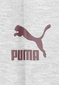 Pilkas audinys su bordo spalvos Puma logotipu, virš prekės pavadinimo užšokusi puma siluetas, parašytas ryškiai. Lygi tekstūra.
